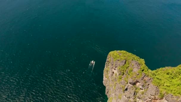 Bote de motor filipino en la superficie del agua — Vídeo de stock