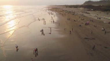 Okyanus kıyısındaki kumlu sahil Yogyakarta