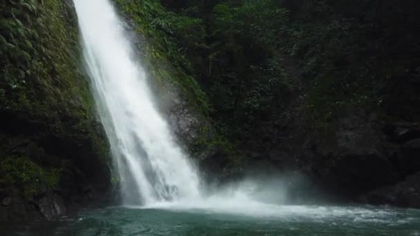 Krásný tropický vodopád Filipíny, Luzon. — Stock video