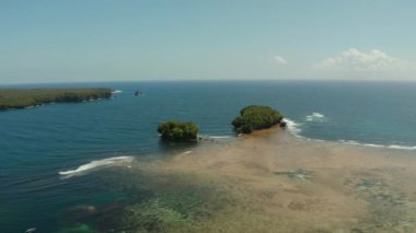 Okyanustaki tropik adalar.