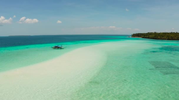 Homokos strand a lagúnában türkiz vízzel. Balabac, Palawan, Fülöp-szigetek. — Stock videók