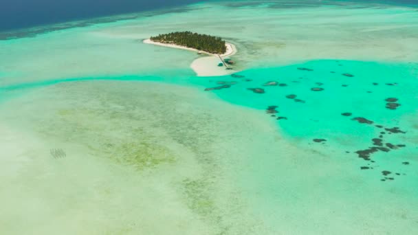 Tropisk ö med strand och atoll med korall. Onok Island Balabac, Filippinerna. — Stockvideo