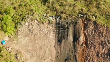 Kaya düşüşü koruma ağı, dağlardaki güvenlik telleri.