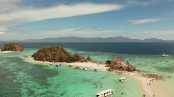 Piccola isola torpica con spiaggia di sabbia bianca, vista dall'alto. — Video Stock