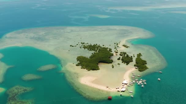 Tropikalna wyspa z piaszczystą plażą. Palawan, Filipiny — Wideo stockowe