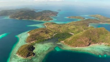 Kumlu plajlı tropik ada, Filipinler, Palawan