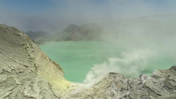 Paisaje de montaña con lago cráter — Vídeo de stock