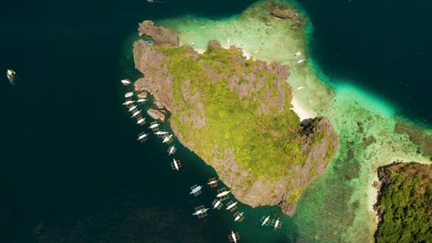 Teknelerin ve kireçtaşı kayalıkların havadan görünüşü. El nido, Filipinler — Stok video