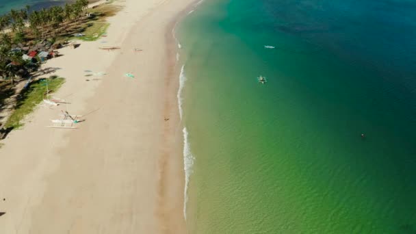 Amplia playa tropical con arena blanca, vista desde arriba. — Vídeo de stock