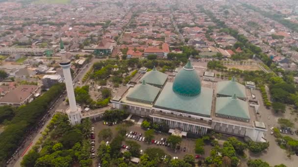 Surabaya Endonezya 'daki Al Akbar Camii. — Stok video