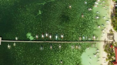 Denizde tekneleri olan bir iskele, hava manzaralı. General Luna, Siargao adası..