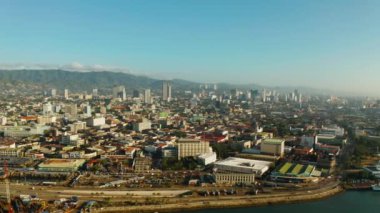 Gökdelenleri ve binaları olan modern şehir Cebu, Filipinler.