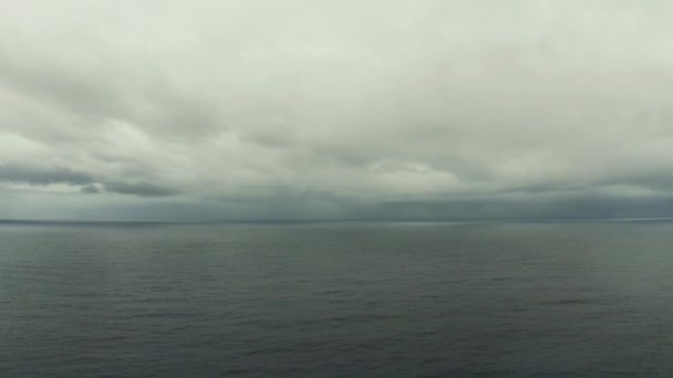 Capa marinha, mar azul, céu com nuvens e ilhas — Vídeo de Stock