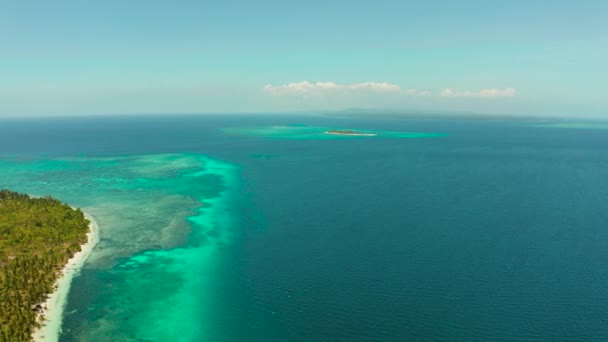 Isla tropical con playa de arena. Balabac, Palawan, Filipinas. — Vídeos de Stock