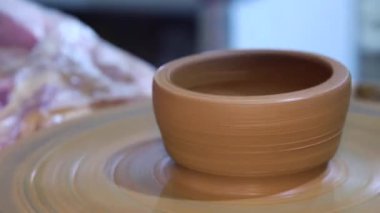 Potter 'ın Çömlekçi çarkı ve elleri.