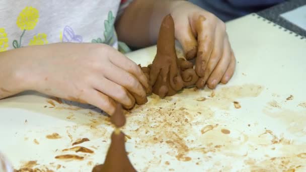 Les mains des enfants sculptent l'artisanat de l'argile . — Video