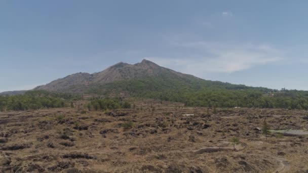 Ορεινό τοπίο με ηφαίστειο Batur — Αρχείο Βίντεο