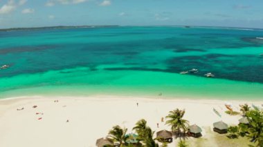 Kumlu plajı ve turistleri olan tropik Daco Adası.