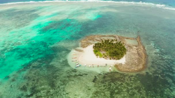 Tropical Guyam Island με αμμώδη παραλία και τουρίστες. — Αρχείο Βίντεο