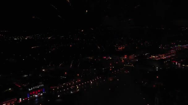 Fogos de artifício no céu noturno. Vista aérea. — Vídeo de Stock