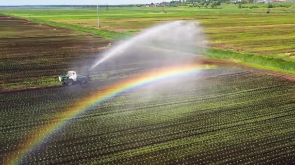 Sistem de irigare pe terenuri agricole . — Videoclip de stoc