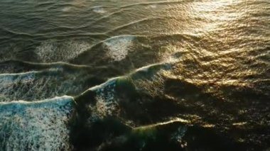 Okyanus dalgaları ve deniz sörfü, hava manzarası..