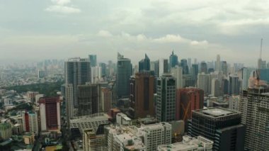 Manila şehri, modern binalarla Filipinler 'in başkenti. hava görünümü.