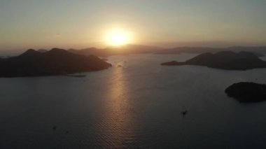 Deniz ve adalar üzerinde gün batımı. Filipinler, Palawan