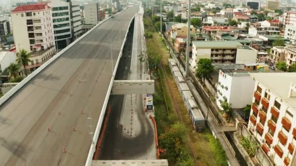 Échangeur avec autoroute et chemin de fer à manila . — Video