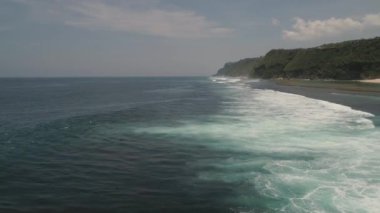 Su yüzeyinde büyük dalgalar, hava manzarası. Bali.