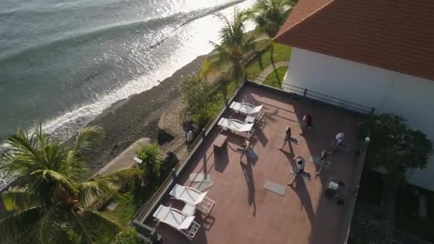 Fitness op het dak in een tropisch resort — Stockvideo