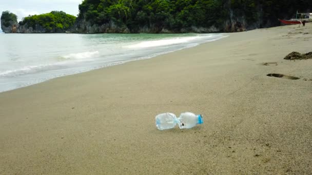 En strand är förorenad med plast och avfall. — Stockvideo