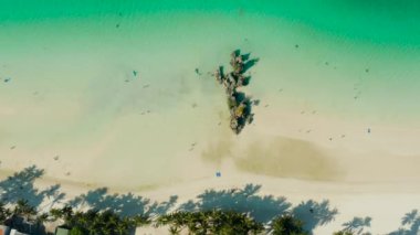 Tropik plaj ve açık mavi deniz