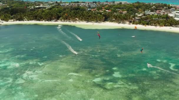 Kitesurfers na praia de Bulabog, ilha de Boracay, Filipinas — Vídeo de Stock