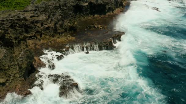 Океан с волнами, падающими на берегу — стоковое видео