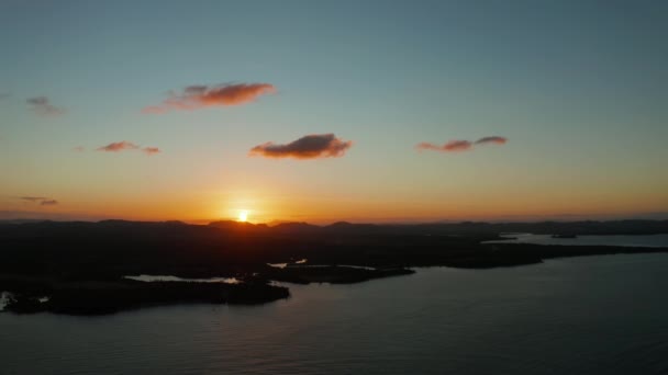 Kolorowy zachód słońca nad tropikalną wyspą. — Wideo stockowe