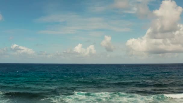 Морський пейзаж, блакитне море, небо з хмарами, вид з повітря — стокове відео