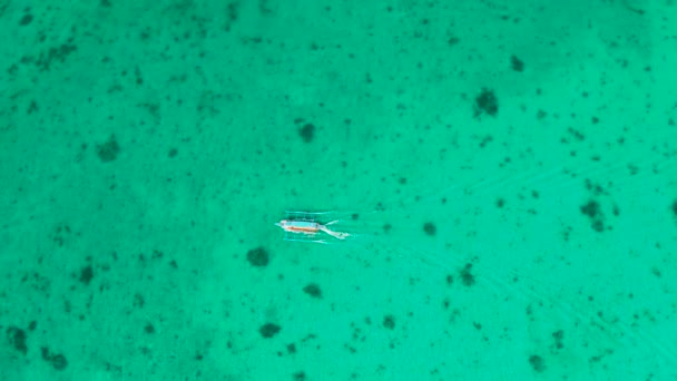 Grande plage tropicale avec sable blanc, vue d'en haut. — Video