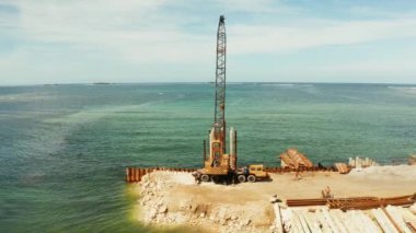 Siargao adasında inşaat halindeki köprü.