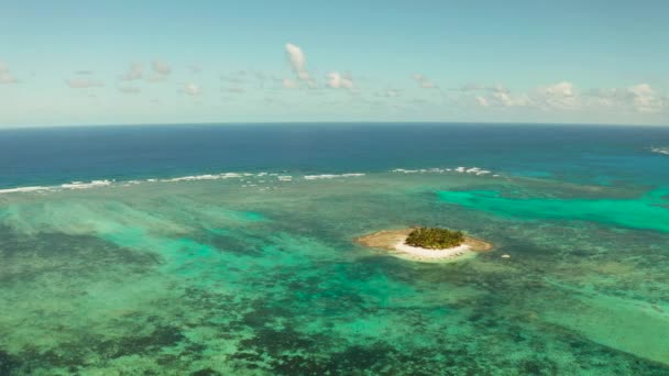 Tropical Guyam Island con una playa de arena y turistas. — Vídeos de Stock