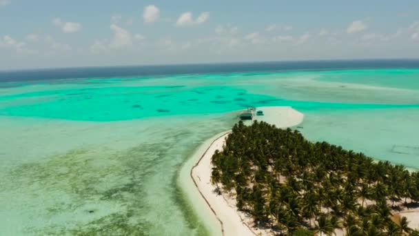環礁にビーチがある熱帯の島。フィリピンのオノク島バラバック. — ストック動画