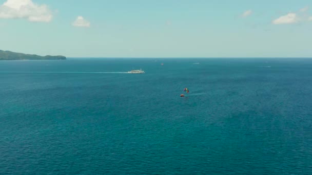 Parasailing på ön Boracay, Filippinerna — Stockvideo