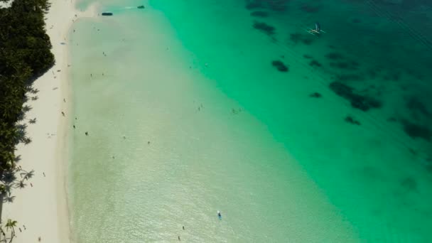Praia tropical e mar azul claro — Vídeo de Stock