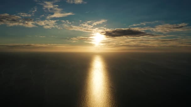 Coucher de soleil sur la mer. — Video