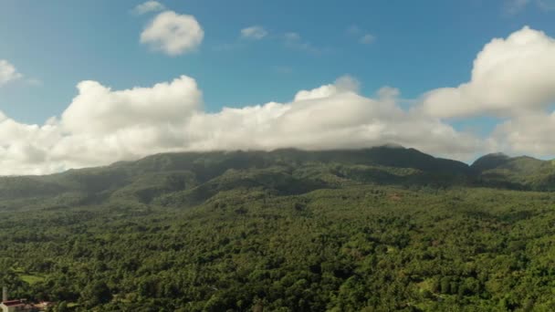 Dağlarla kaplı yağmur ormanları, Filipinler, Camiguin. — Stok video
