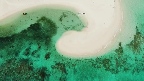 Ilha tropical com praia de areia. Balabac, Palawan, Filipinas. — Vídeo de Stock