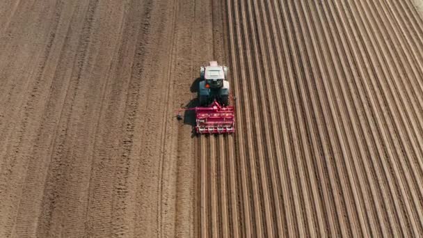 耕地上有圆盘耙的拖拉机 — 图库视频影像