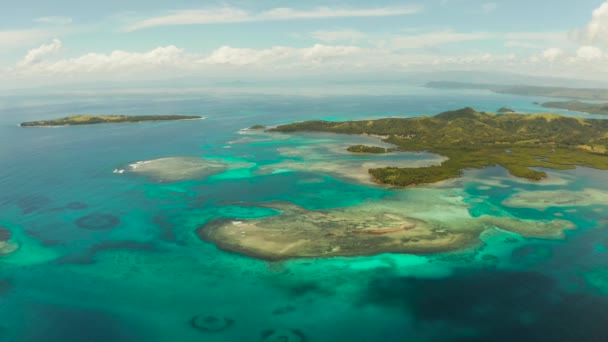Seascape s tropickými ostrovy a tyrkysovou vodou. — Stock video