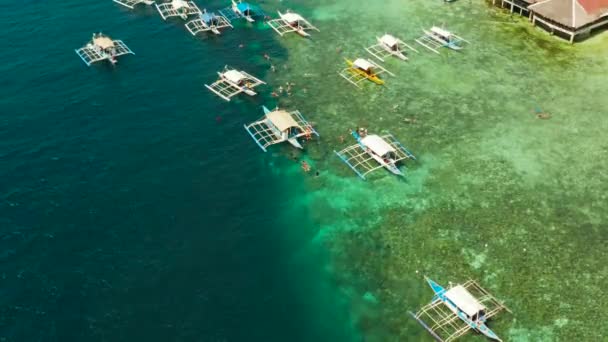 フィリピンのサンゴ礁でシュノーケリングをする観光客 — ストック動画