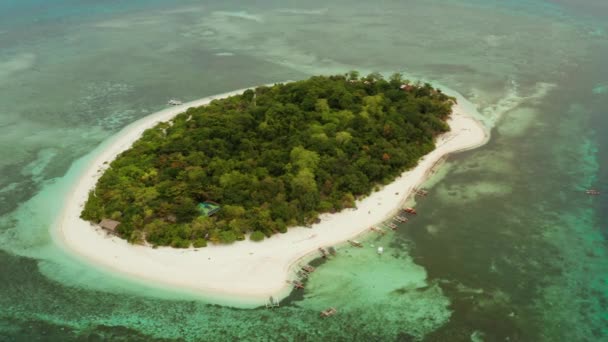 Tropisch eiland met zandstrand. Mantigue Island, Filipijnen — Stockvideo